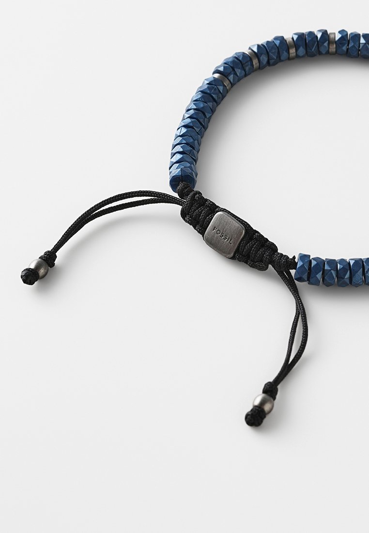 Blauer Perlenarmband mit facettierten geometrischen Formen, schwarzem verstellbarem Kordel mit Metallakzenten und einem Logo-Plättchen.