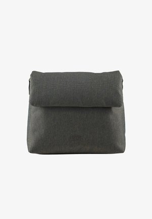 Borsa a tracolla grigia con esterno in tessuto testurizzato, pattina pieghevole e logo impresso. Dotata di chiusura con zip e sottili dettagli di cucitura.