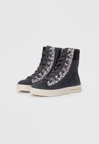Graue Wildleder-Hochtop-Sneaker mit einer Zunge im Leopardenmuster. Ausgestattet mit grauen Schnürsenkeln und einer weißen Sohle. Strukturierte Oberfläche mit einem glatten Rücken.