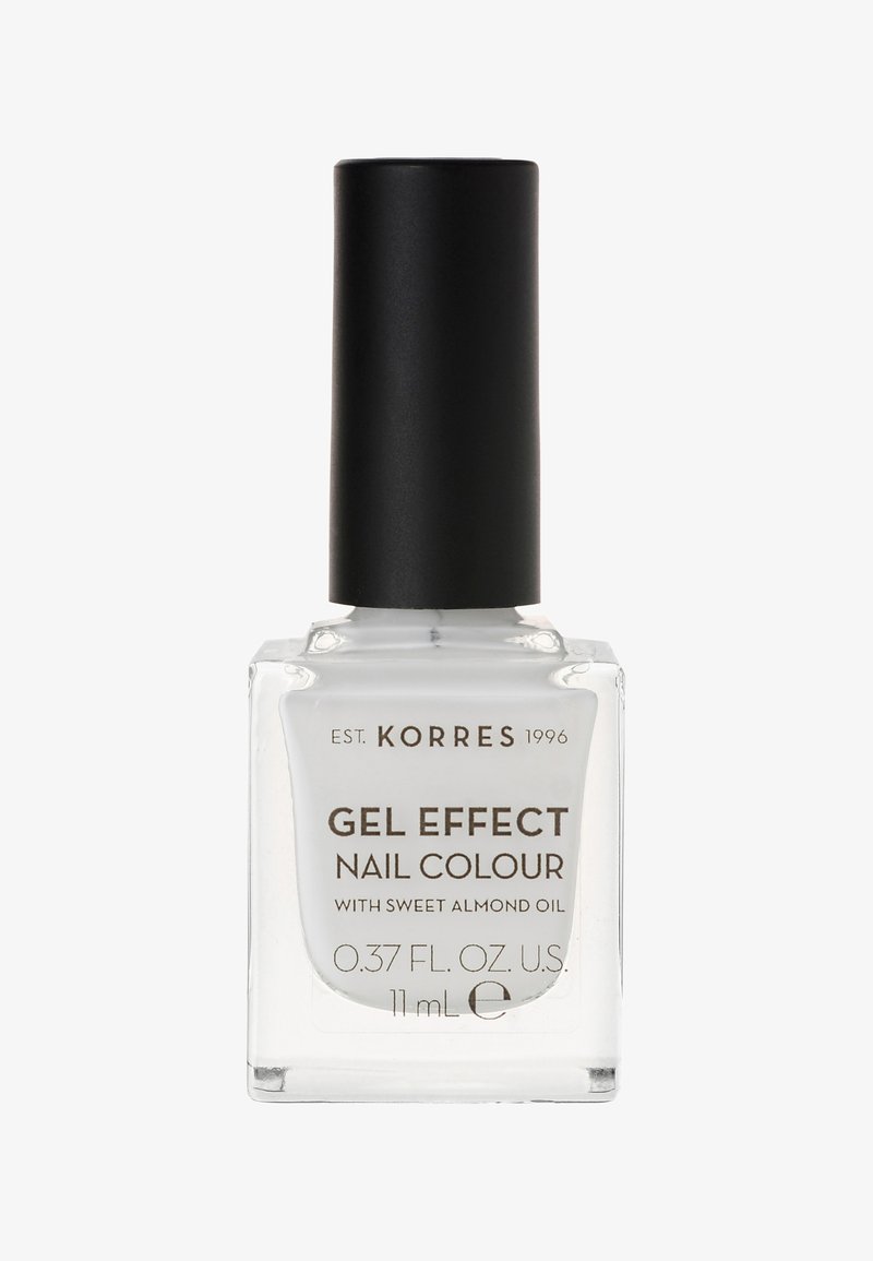 Transparante glazen nagellakfles met een zwarte dop, gevuld met een witte gel-effect nagelkleur. De tekst op het etiket bevat merk- en volumebevindingen.