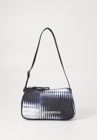Borsa a spalla con motivo bianco e nero, finitura liscia, forma slim, tracolla regolabile e chiusura con zip; presenta un dettaglio del logo.
