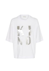 T-shirt blanc à manches courtes en coton avec des lettres métalliques argentées formant le mot "KIND" dans une police épaisse et en blocs. Forme carrée avec une coupe décontractée.