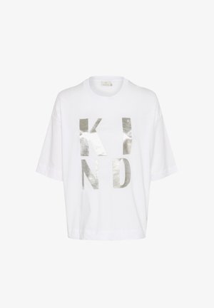 Witte T-shirt met korte mouwen van katoen, bedrukt met metallic zilveren letters die "KIND" spellen in een vet, bloklettertype. Vierkante vorm met een relaxte pasvorm.
