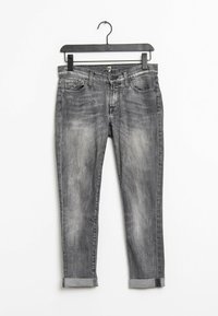 Grå denimjeans med en blekt finish, som har fem fickor, en knapp- och dragkedjestängning samt uppvikta fållar. Hänger från en svart galge.