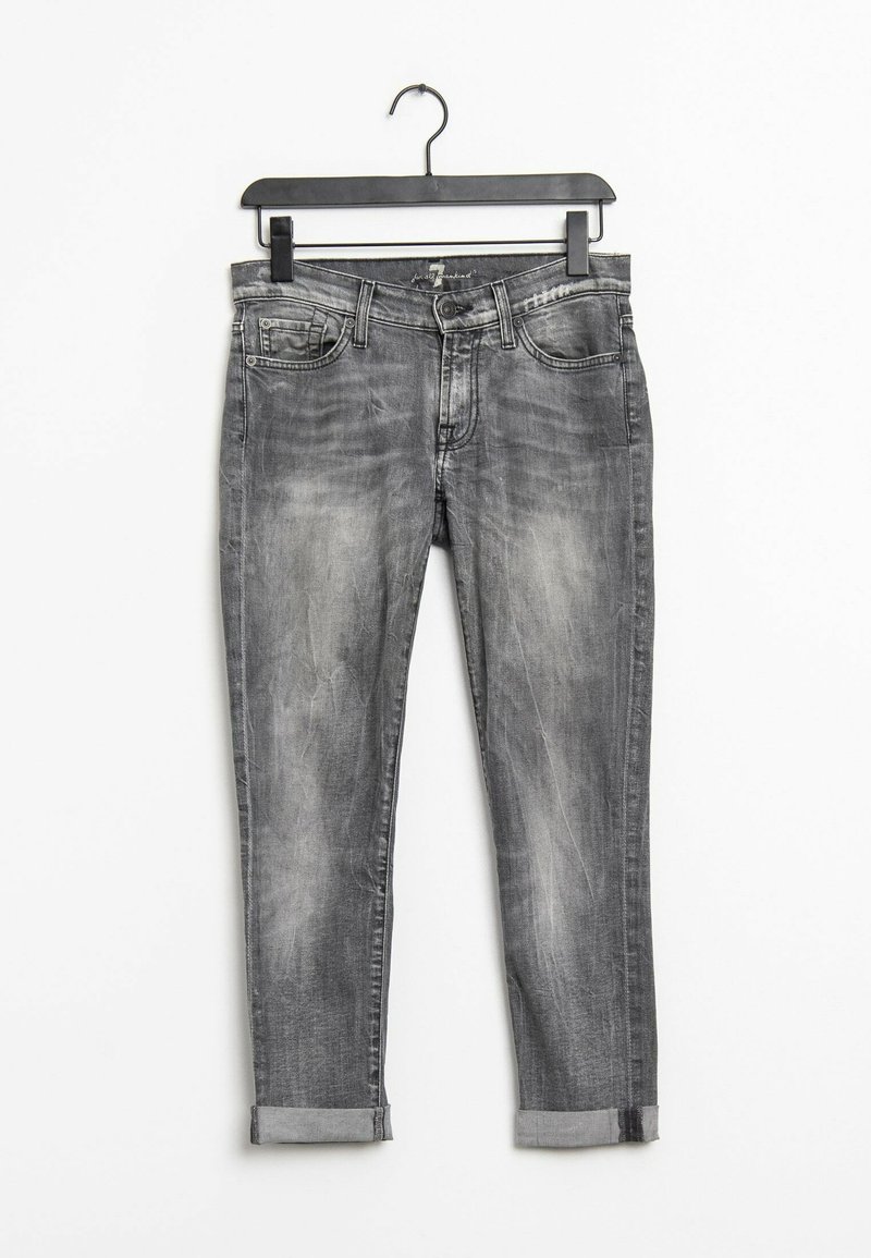 Grå denimjeans med en blekt finish, som har fem fickor, en knapp- och dragkedjestängning samt uppvikta fållar. Hänger från en svart galge.