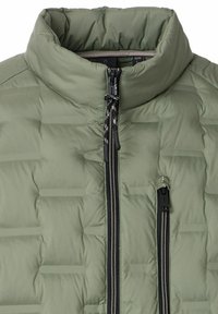 Zielona puchowa kurtka z wysokim kołnierzem, z pikowanymi panelami, podwójnym zamkiem błyskawicznym i akcentami ze sznurkiem przy szyi.