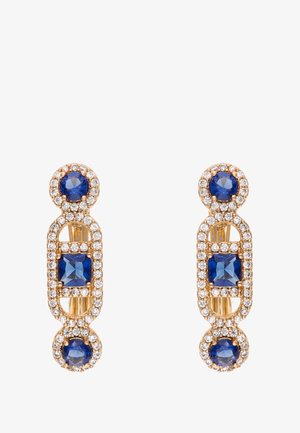 Cercei cu nuanță de aur, decorati cu safire albastre și accente de pietre transparente. Design în formă de coloană, cu forme rotunde și pătrate, evidențiind detalii intricate.
