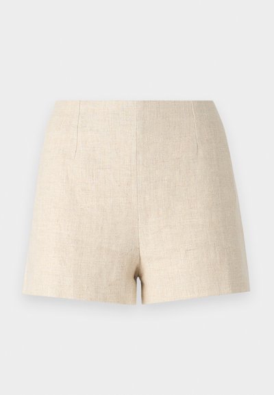 Šviesiai rudos lino šortai su aukštu liemeniu, turintys lygų paviršių, du priekinius raukšlėjimus ir tiesų kirpimą, minimalistinio dizaino be kišenių.