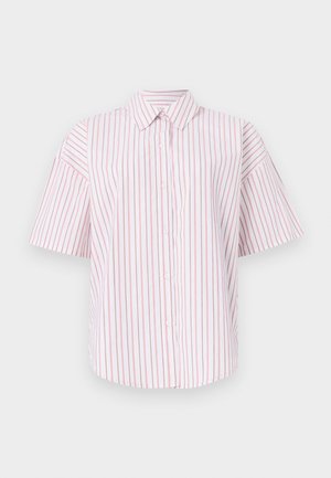 Camisa blanca con botones, rayas verticales delgadas en rojo y mangas cortas y anchas, mostrada sobre un fondo liso.