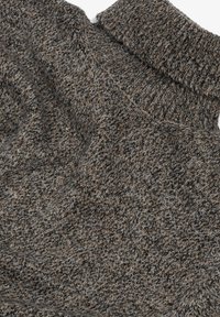 Szaro-brązowy sweter z dzianiny z złożonym kołnierzem, posiadający teksturowany wzór i miękkie, tkane wykończenie. Szczegółowa, gruba przędza.