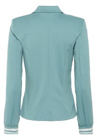 Veste turquoise, design ajusté, tissu en tricot doux, manches longues avec des accents de rayures blanches au niveau des poignets, détails de couture au dos, col au niveau du cou.