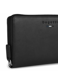 Zwarte leren portemonnee met een gladde textuur, voorzien van een ritssluiting en een reliëf 'bugatti' logo. Inclusief subtiele kleuraccenten.