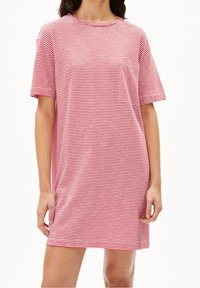 Czerwona i biała w paski sukienka T-shirt, krótki rękaw, okrągły dekolt, jedna kieszeń na piersi, miękki materiał, luźny krój, długość do kolan.