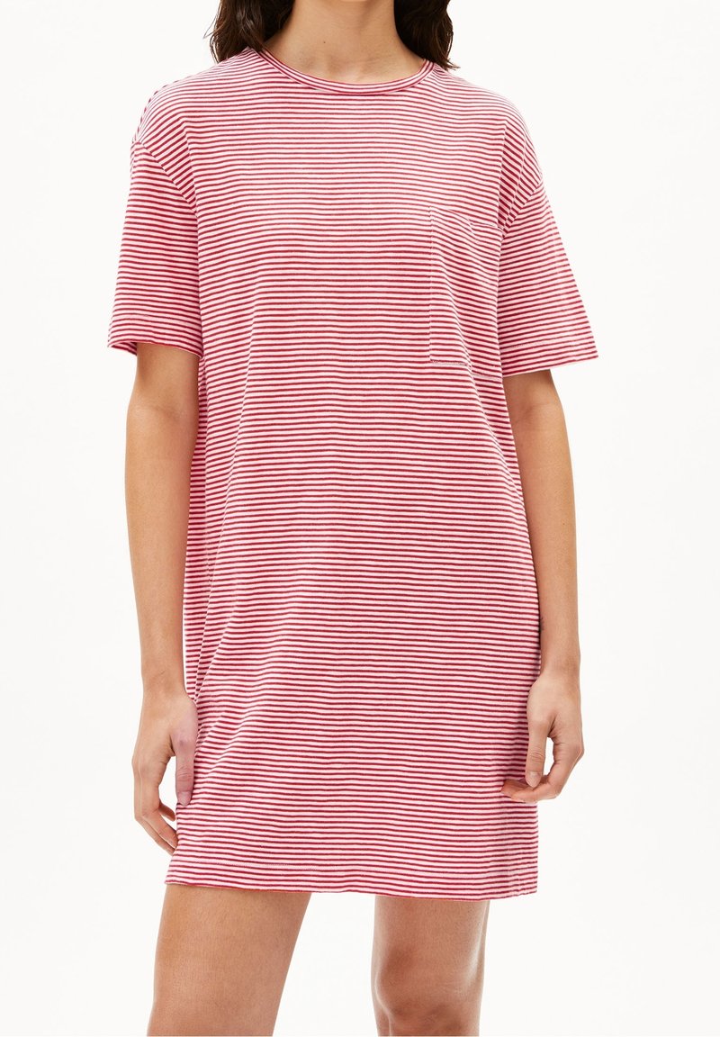 Czerwona i biała w paski sukienka T-shirt, krótki rękaw, okrągły dekolt, jedna kieszeń na piersi, miękki materiał, luźny krój, długość do kolan.
