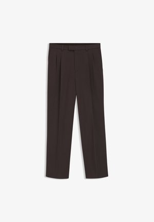 Tumši brūnas stila bikses ar jostas cilpām, priekšējām krokām un taisnām kājām, izklātas uz gludas baltas virsmas.