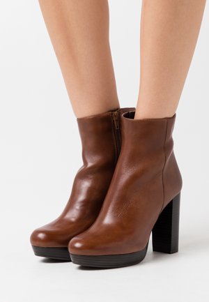 Steven New York, Bottines à talons hauts - cognac