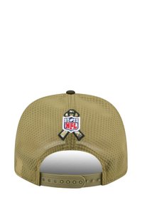 Olivengrüner Netz-Basketballhut mit gerundetem Hinterteil, ausgestattet mit einem gestickten NFL-Logo und grauen Banddetails. Verstellbarer Snapback-Verschluss.