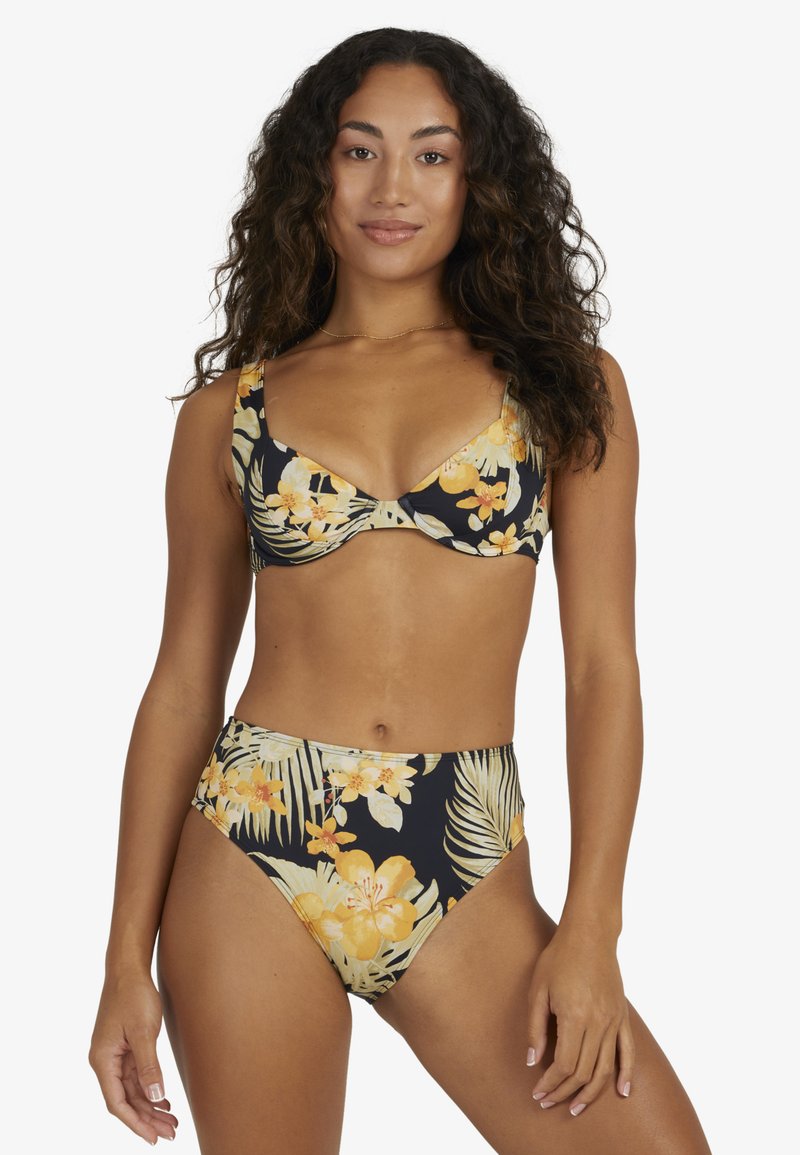 Blommig bikini-set med svart bakgrund och gula samt vita tropiska mönster. Överdelen har underwire-stöd och breda axelband; högmidjade underdelar.