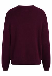 Vinrød strikket sweater med rund halsudskæring, lange ærmer og ribstrikkede manchetter og kant. Glat tekstur med en afslappet pasform.