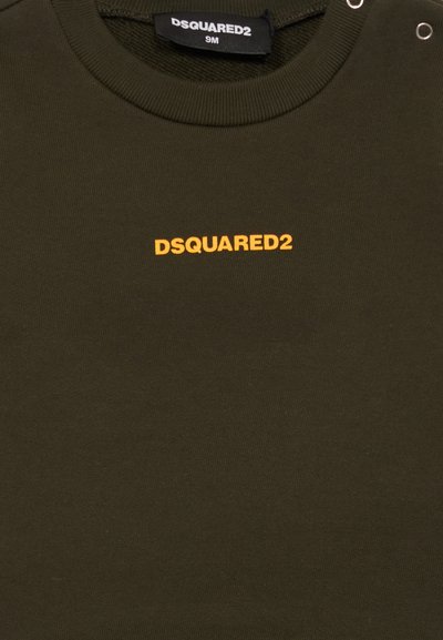 Tumši zaļš audums ar spilgti oranžiem "DSQUARED2" burtiem centrā zem apaļā kakla izgriezuma, kā arī melnu zīmola etiķeti pie apkakles.
