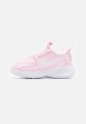 Tênis esportivos de tom rosa claro com um cabedal sintético liso, faixa elástica e sola de borracha branca. Apresenta o logotipo branco da Nike na lateral.