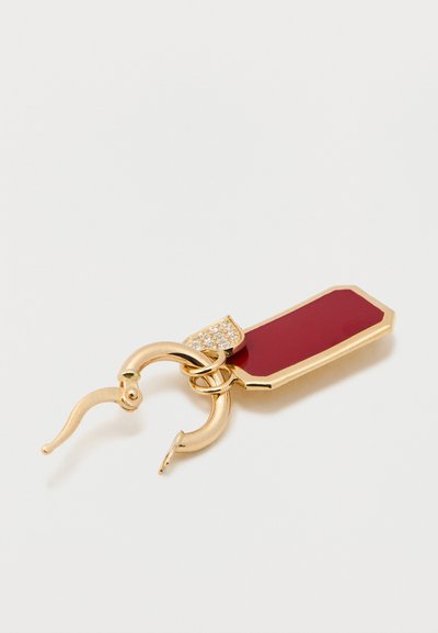 Rød emaljevedhæng med guldfarvede detaljer, der har et tekstureret accent og en buet krogfastgørelse. Rektangulær form med en blank finish.