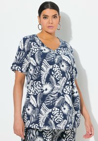 Námořnické modré tričko s krátkým rukávem, zdobené bílým tropickým listovým vzorem, s výstřihem do V a volným střihem pro pohodlí a snadný pohyb.