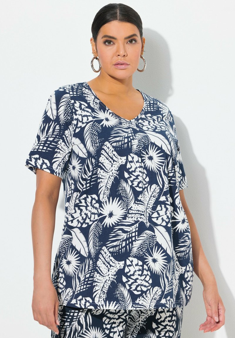 Námořnické modré tričko s krátkým rukávem, zdobené bílým tropickým listovým vzorem, s výstřihem do V a volným střihem pro pohodlí a snadný pohyb.