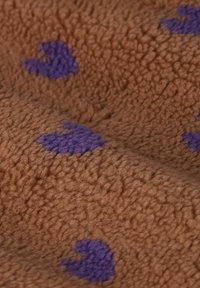 Tissu en polaire marron avec des motifs de cœurs violets, surface texturée avec une apparence douce et confortable.