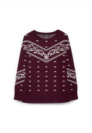 Pull à manches longues bordeaux avec des motifs paisley et géométriques blancs sur la poitrine, les manches et des points éparpillés tout au long.