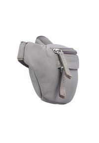 Grijze leren tas met een afgeronde vorm, voorzien van een ritsluiting en een decoratieve ritstrekkker. Zachte textuur met zichtbare stikseldetails.