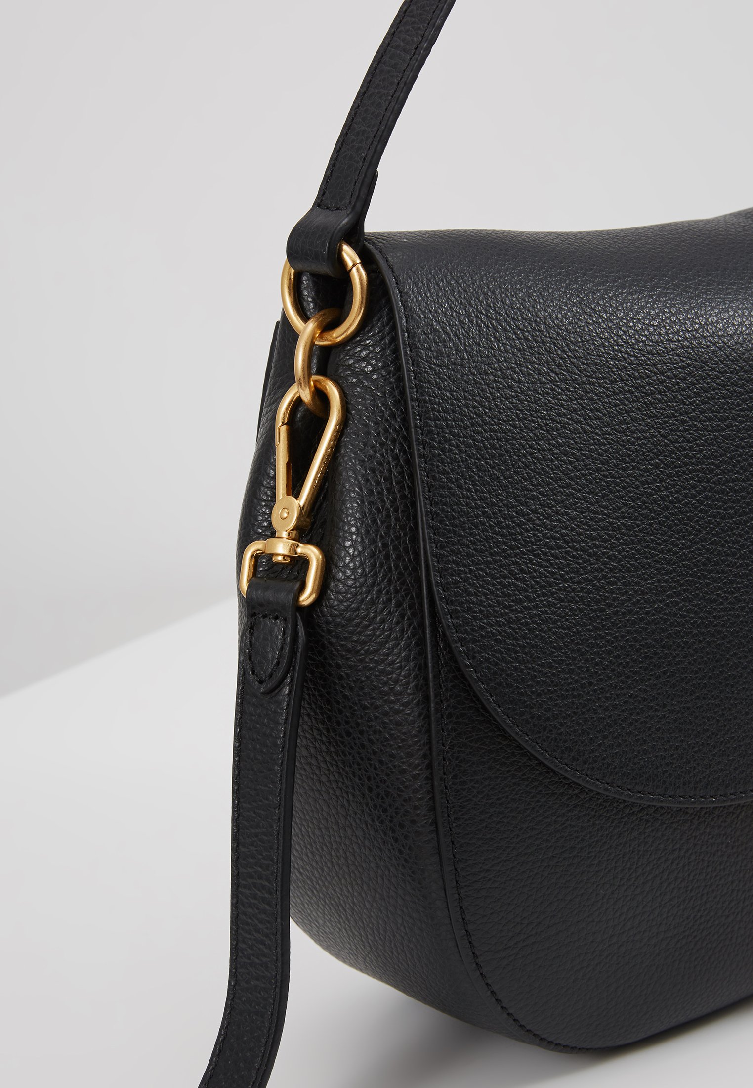 Coccinelle ZANIAH SHOULDER FLAPOVER Håndveske noir Coccinelle ZANIAH FLAPOVER SHOULDER Håndveske caramel