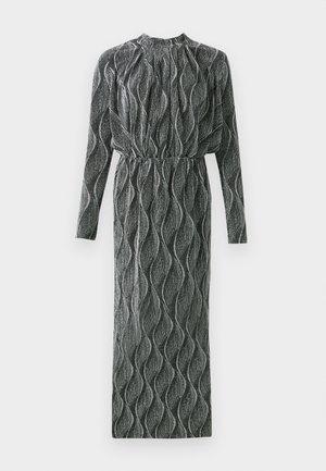 Largo vestido gris que presenta un patrón de olas, cintura fruncida, cuello alto y mangas largas. Hecho de un tejido texturizado con un diseño fluido.