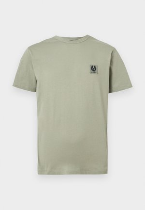 Ανοιχτό πράσινο κοντομάνικο μπλουζάκι με στρογγυλή λαιμόκοψη και μικρό μαύρο-άσπρο λογότυπο στο αριστερό στήθος.