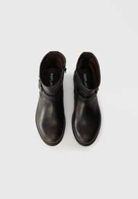 Rudi odiniai auliniai batai su apvaliu nosiu, šoniniu užtrauktuku ir dekoratyvine juosta. Lygi tekstūra su matinio paviršiaus apdaila. Prekės ženklas matomas viduje.