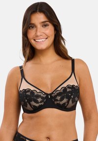Soutien-gorge en dentelle noire avec broderies florales, bonnets en mousseline transparente, bretelles ajustables et un petit accent central. Texture douce, forme structurée.