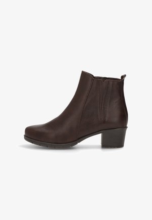 Bota de cuero marrón hasta el tobillo con puntera redondeada, paneles laterales elásticos y un tacón bajo tipo bloque. Presenta una textura suave y un diseño discreto.