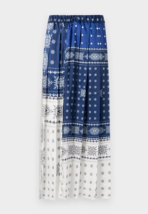 Jupe longue plissée avec taille élastique, présentant des motifs style bandana bleus et blancs ainsi que des pois dans des sections contrastées.