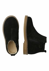 Černé semišové kotníkové boty se zipem na boku, zaoblenou špičkou a strukturovanou hnědou gumovou podrážkou. Obsahují jednoduché švy.