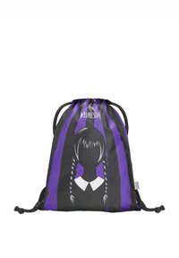 Batoh s šňůrkou v černé a fialové barvě, se siluetou s copy a bílým límcem, označený "STŘEDA". Hladká textilie.
