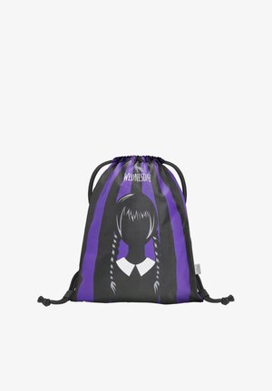 Plecak na sznurku w czarnym i purpurowym kolorze, z graficzną sylwetką z warkoczami i białym kołnierzykiem, opatrzony napisem "ŚRODA". Gładka faktura materiału.