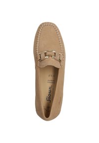 Beige suède moccasinschoen met decoratieve gouden hardware en gestikte details langs de randen. Platte zool en comfortabel ontwerp.
