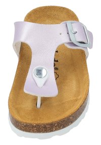 Infradito in finta pelle viola con fibbia in metallo, sottopiede in sughero e suola in gomma bianca. Presenta una texture liscia e un design minimalista.