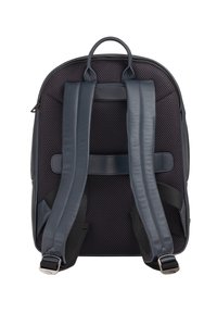 Mochila de cuero azul marino oscuro con un panel trasero de malla, tirantes acolchados y un asa en la parte superior. Cuenta con correas ajustables y acentos metálicos.