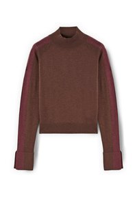 Brązowy sweter z wysokim kołnierzem, z bordowymi paskami po bokach i ściągaczami na mankietach. Tkanina wydaje się miękka i gładka w dotyku.