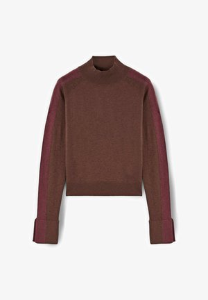 Brauner Pullover mit hohem Kragen, der bordeauxrote Seitestreifen und gerippte Bündchen hat. Der Stoff wirkt weich und hat eine glatte Textur.