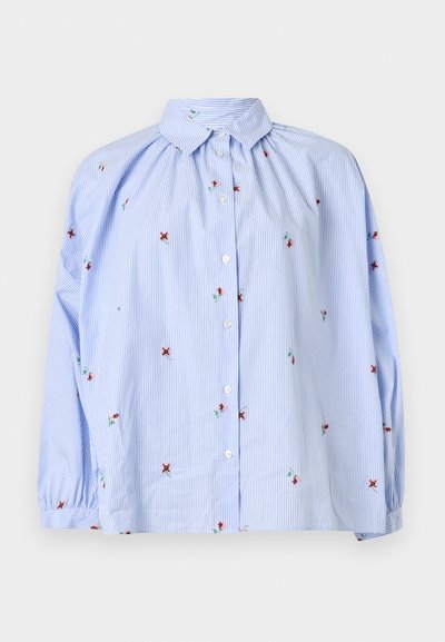 Ανοιχτό γαλάζιο ριγέ μπλουζάκι με μακριά μανίκια, μικρή κόκκινη κεντημένη λουλουδένια διακόσμηση, κουμπιά στο μπροστινό μέρος και κλασικό γιακά.