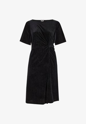 Vestido negro hecho de tela texturizada, con un detalle torcido en la cintura, mangas cortas y un diseño hasta la rodilla con una abertura lateral.