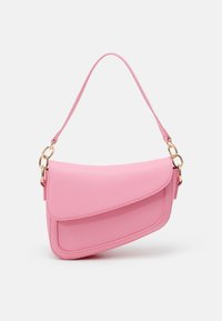 Roze leren schoudertas met een gestructureerd oppervlak, asymmetrische klep en gouden hardware-accenten. Beschikt over een enkele handgreep voor het dragen.