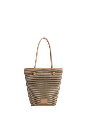 Bolsa tote a rayas beige y marrón con dos asas largas y una placa rectangular con el logo en la parte frontal, aislada sobre fondo blanco.